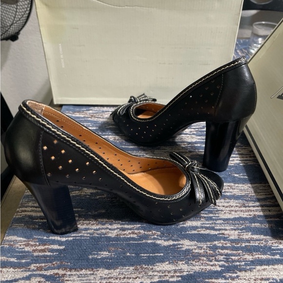 Women’s Shoes - Picture 5 of 10